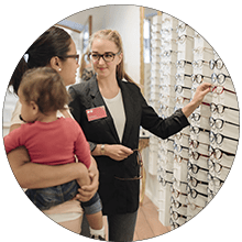 Beratungsgespräch beim Optiker, der das Brillenabo anbietet und so eine zinsfreie Brillenfinanzierung ermöglicht